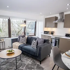  Holiday home Pembroke House For Families Business Relocation Free Parking United Kingdom